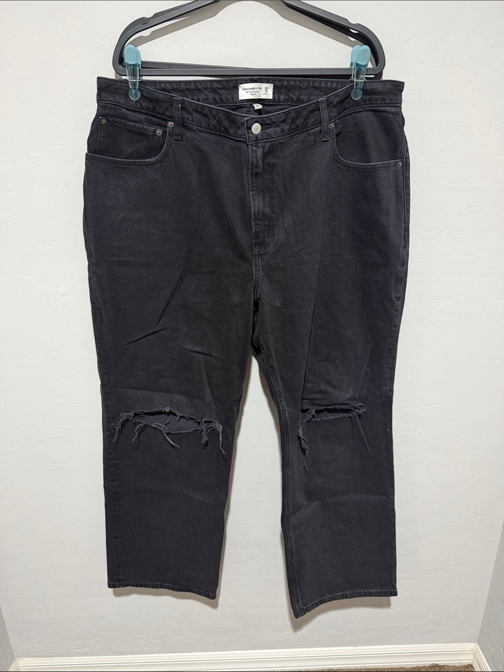 Abercrombie & Fitch Black 90s Relaxed Jean with Knee Rips - 34 Short